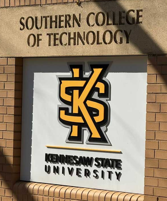 Das Logo der Kennesaw State University an einer Wand Das Logo der Kennesaw State University an einer Wand