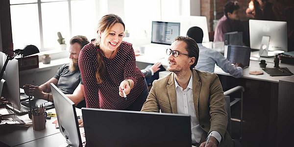 Mitarbeitende beraten über die richtige HR-Software