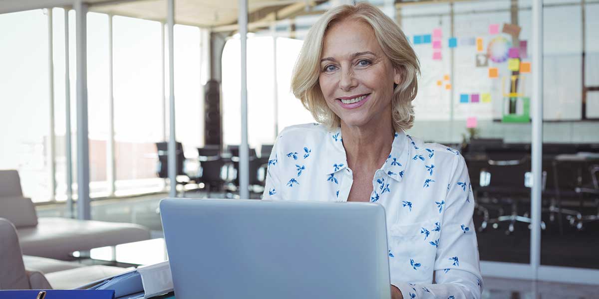 Eine Rentnerin arbeitet in Altersteilzeit