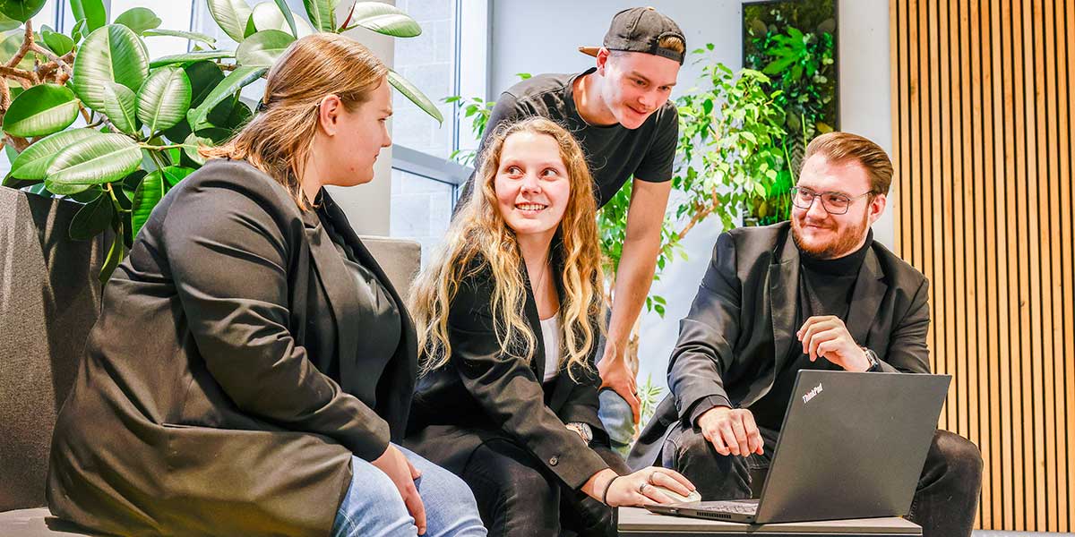 Peras Auszubildende arbeiten zusammen an einem Laptop