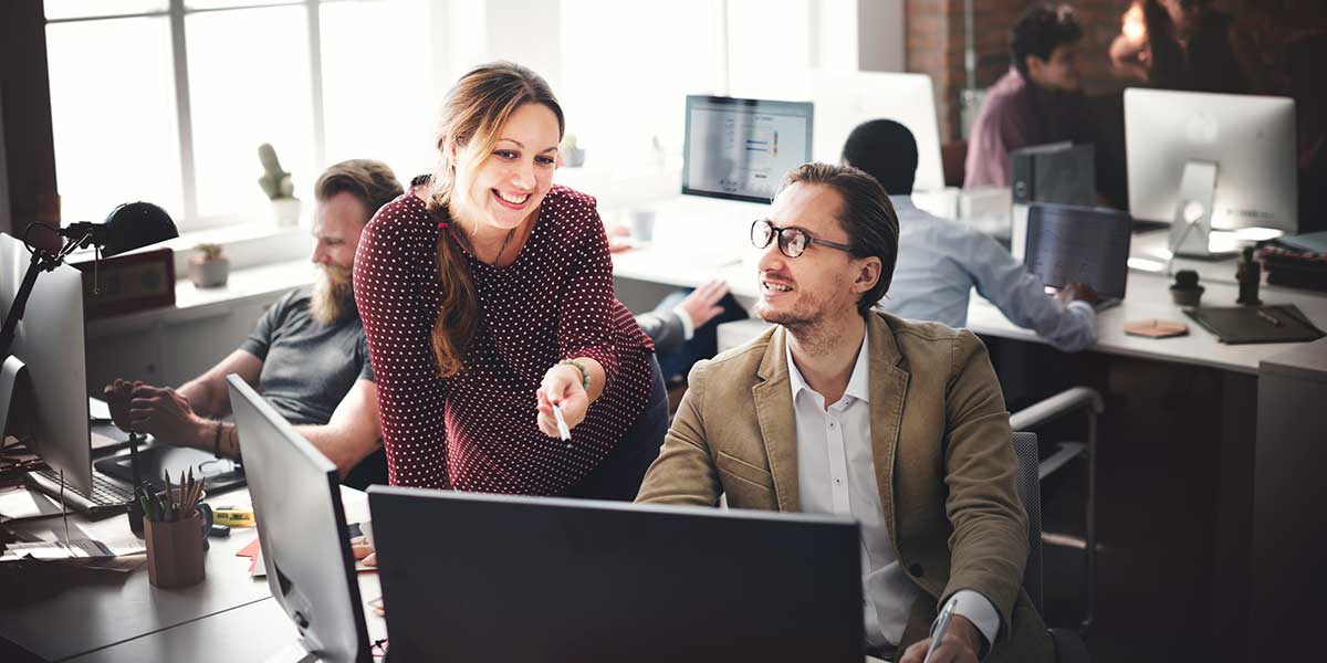 Mitarbeitende beraten über die richtige HR-Software