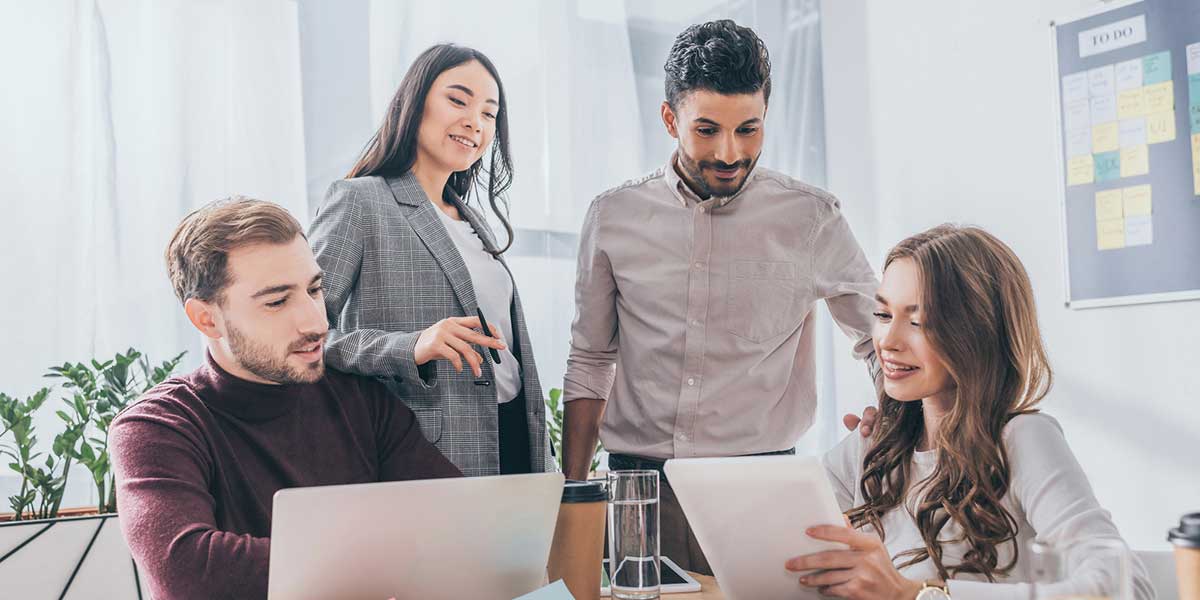 Mitarbeitende besprechen die Cloud Payroll-Software Migration