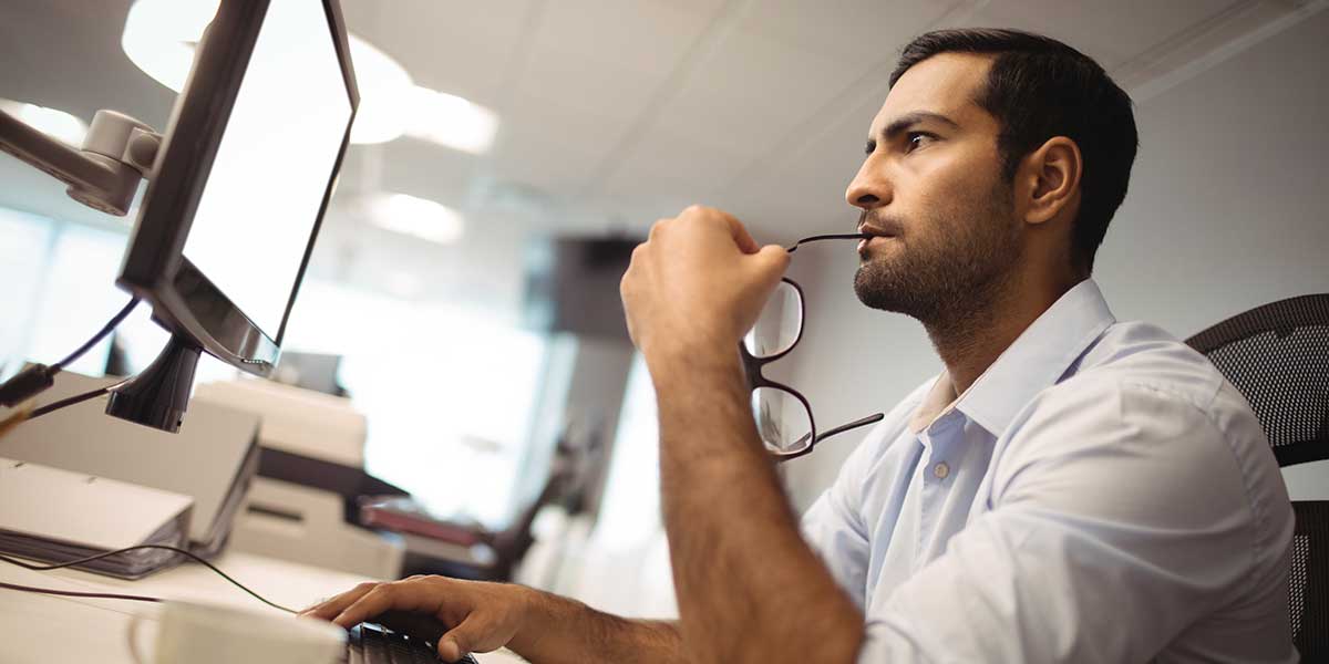 Eine Payroll-Fachkraft vor einer Payroll-Software